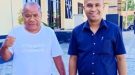 Lambertus Mali, Didampingi Penasehat Hukum, Mengecek Kasus Dugaan Pemalsuan Tandatangan Oleh Kepala Sekolah SDK Manumuti. (Foto-red)