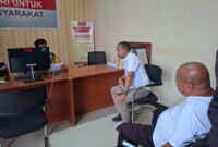 Penasehat Hukum Bersama Lambertus mali di Polres Malaka. (Foto-red)