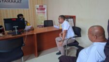 Penasehat Hukum Bersama Lambertus mali di Polres Malaka. (Foto-red)