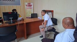 Penasehat Hukum Bersama Lambertus mali di Polres Malaka. (Foto-red)