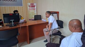 Penasehat Hukum Bersama Lambertus mali di Polres Malaka. (Foto-red)