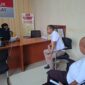 Penasehat Hukum Bersama Lambertus mali di Polres Malaka. (Foto-red)