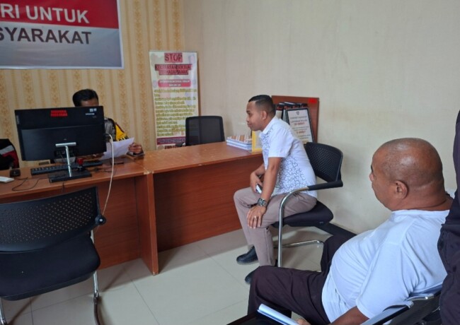 Penasehat Hukum Bersama Lambertus mali di Polres Malaka. (Foto-red)