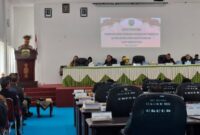 Ketua DPRD Kabupaten Malaka, Adrianus Bria Seran S.H, Sampaikan Proficiat Kepada Ketua KADIN Malaka. Maria Fatima Seuk Kain S.sos di Ruang Paripurna. (Foto-red)