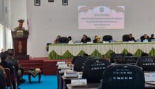 Ketua DPRD Kabupaten Malaka, Adrianus Bria Seran S.H, Sampaikan Proficiat Kepada Ketua KADIN Malaka. Maria Fatima Seuk Kain S.sos di Ruang Paripurna. (Foto-red)