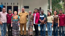Bupati TTU Yosep Falentinus Delasalle Kebo, Bersama PMKRI Kefamenanu, Serahkan Kunci Rumah Layak Huni di Desa Taekas. (Foto-Ist)