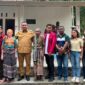 Bupati TTU Yosep Falentinus Delasalle Kebo, Bersama PMKRI Kefamenanu, Serahkan Kunci Rumah Layak Huni di Desa Taekas. (Foto-Ist)