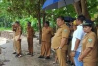 Wakil Bupati Henri Melki Simu, 22 Juni 2026, Saat Berkunjung cek langsung Jalan Putus di Desa Uluklubuk, Desa Weoe, Kecamatan Wewiku. (Foto-Ist)