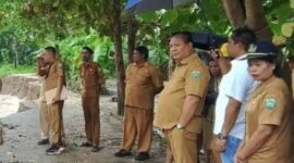 Wakil Bupati Henri Melki Simu, 22 Juni 2026, Saat Berkunjung cek langsung Jalan Putus di Desa Uluklubuk, Desa Weoe, Kecamatan Wewiku. (Foto-Ist)