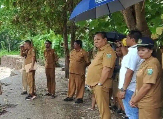 Wakil Bupati Henri Melki Simu, 22 Juni 2026, Saat Berkunjung cek langsung Jalan Putus di Desa Uluklubuk, Desa Weoe, Kecamatan Wewiku. (Foto-Ist)