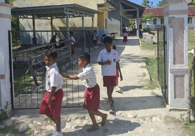 Siswa- Siswi SDK Kabukalaran, Yang Mengaku Tidak Ada Pelayanan MBG, Usai Dugaan Keracunan. (Foto-red)