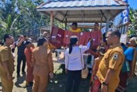 Pemerintah Provinsi NTT,  Bersama Pemerintah Kabupaten TTS, Memantau Langsung Hasil Tenun Ikat, Milik Warga Desa Obaki, Kecamatan Kokbaun. (Foto-red)