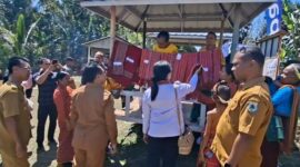 Pemerintah Provinsi NTT,  Bersama Pemerintah Kabupaten TTS, Memantau Langsung Hasil Tenun Ikat, Milik Warga Desa Obaki, Kecamatan Kokbaun. (Foto-red)