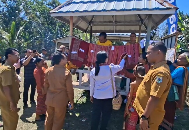 Pemerintah Provinsi NTT,  Bersama Pemerintah Kabupaten TTS, Memantau Langsung Hasil Tenun Ikat, Milik Warga Desa Obaki, Kecamatan Kokbaun. (Foto-red)