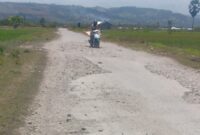 Akses Jalan Rusak di Pusat Kota Betu, Antara Desa Harekakae dan Desa Kamanasa, Kecamatan Malaka Tengah. (Foto-red)