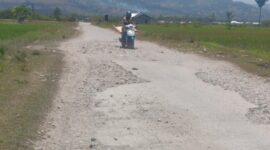 Akses Jalan Rusak di Pusat Kota Betu, Antara Desa Harekakae dan Desa Kamanasa, Kecamatan Malaka Tengah. (Foto-red)