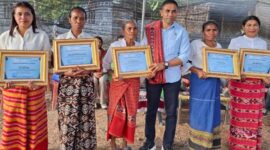 Penasehat Hukum, Melkianus Conterius Seran S.H.,MH.,C.Me Ketika Memberikan Piagam Penghargaan Kepada Klienya, Usai Menang Perkara Sengketa Tanah di Raimanuk. (Foto-red)