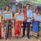 Penasehat Hukum, Melkianus Conterius Seran S.H.,MH.,C.Me Ketika Memberikan Piagam Penghargaan Kepada Klienya, Usai Menang Perkara Sengketa Tanah di Raimanuk. (Foto-red)