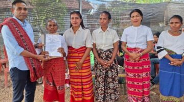 Kuasa Hukum Melkianus Conterius Seran S.H.,MH.,C.Me Menyerahkan Putusan Kepada Klotilde Hoar, Selaku Penggugat. (Foto-red)