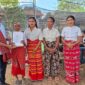 Kuasa Hukum Melkianus Conterius Seran S.H.,MH.,C.Me Menyerahkan Putusan Kepada Klotilde Hoar, Selaku Penggugat. (Foto-red)