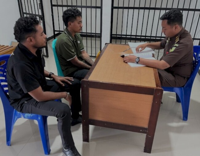 Penyidik Polres Malaka, Laksanakan Tahap II, Dengan Menyerahkan Tersangka dan Barang Bukti Kepada JPU. (Foto-Ist)