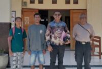 Kuasa Hukum Yulianus Bria Nahak S.H.,MH Didampingi Kliennya di Polsek Biboki Utara, TTU. (Foto-red)