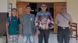 Kuasa Hukum Yulianus Bria Nahak S.H.,MH Didampingi Kliennya di Polsek Biboki Utara, TTU. (Foto-red)