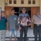 Kuasa Hukum Yulianus Bria Nahak S.H.,MH Didampingi Kliennya di Polsek Biboki Utara, TTU. (Foto-red)