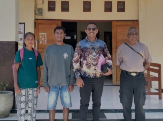 Kuasa Hukum Yulianus Bria Nahak S.H.,MH Didampingi Kliennya di Polsek Biboki Utara, TTU. (Foto-red)