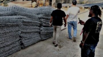 Tim URC Resmob Polres Malaka, Dipimpin Langsung Kasat Reskrim IPTU Marfilson Petrua S.H.,MH, Mengamankan Dua Terduga Pelaku Pencurian Kawat Bronjong. (Foto-Ist)