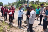 Kuasa Hukum, Alfred Dominggus Klau S.H. MH, Bersama Juru Sita Eksekusi Menunjukan Batas - batas objek sengketa tanah di Umasukaer, Desa Bakiruk, Kecamatan Malaka Tengah. (Foto-Ist)