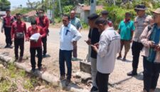 Kuasa Hukum, Alfred Dominggus Klau S.H. MH, Bersama Juru Sita Eksekusi Menunjukan Batas - batas objek sengketa tanah di Umasukaer, Desa Bakiruk, Kecamatan Malaka Tengah. (Foto-Ist)