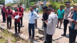 Kuasa Hukum, Alfred Dominggus Klau S.H. MH, Bersama Juru Sita Eksekusi Menunjukan Batas - batas objek sengketa tanah di Umasukaer, Desa Bakiruk, Kecamatan Malaka Tengah. (Foto-Ist)