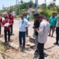 Kuasa Hukum, Alfred Dominggus Klau S.H. MH, Bersama Juru Sita Eksekusi Menunjukan Batas - batas objek sengketa tanah di Umasukaer, Desa Bakiruk, Kecamatan Malaka Tengah. (Foto-Ist)